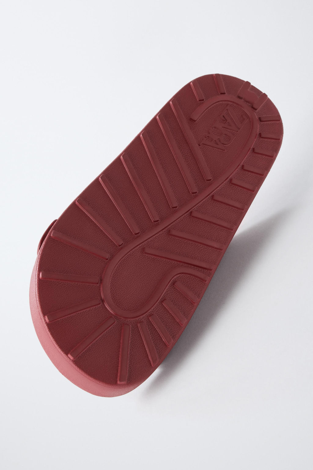 SANDALIA ENGOMADA HEBILLAS / Granate