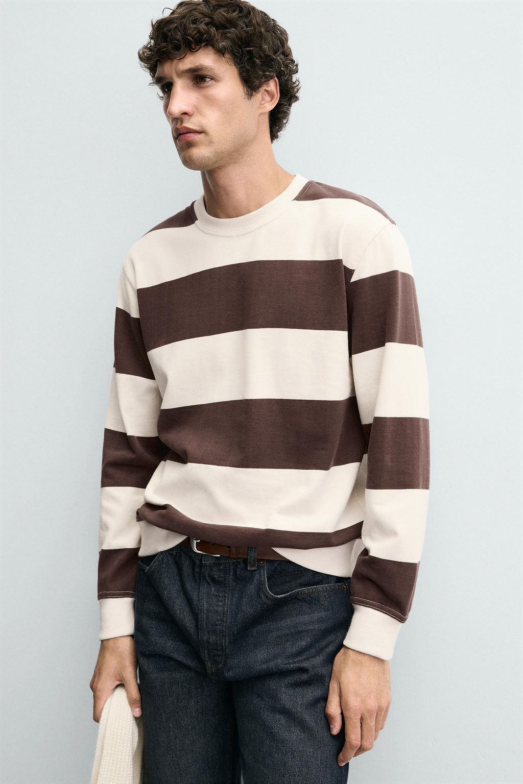CONTRAST STRIPE SWEATSHIRT
