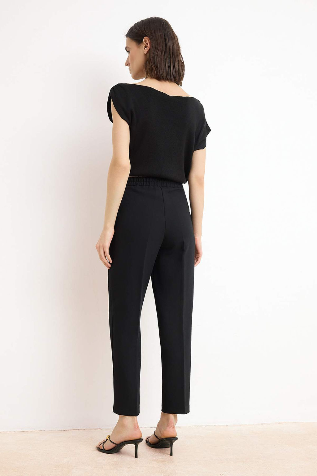 Siyah Premium Arka Beli Lastikli Havuc Dugme Detayl? Kumas Pantolon TWOSS26PL00025 - Trendyolmilla фото 4