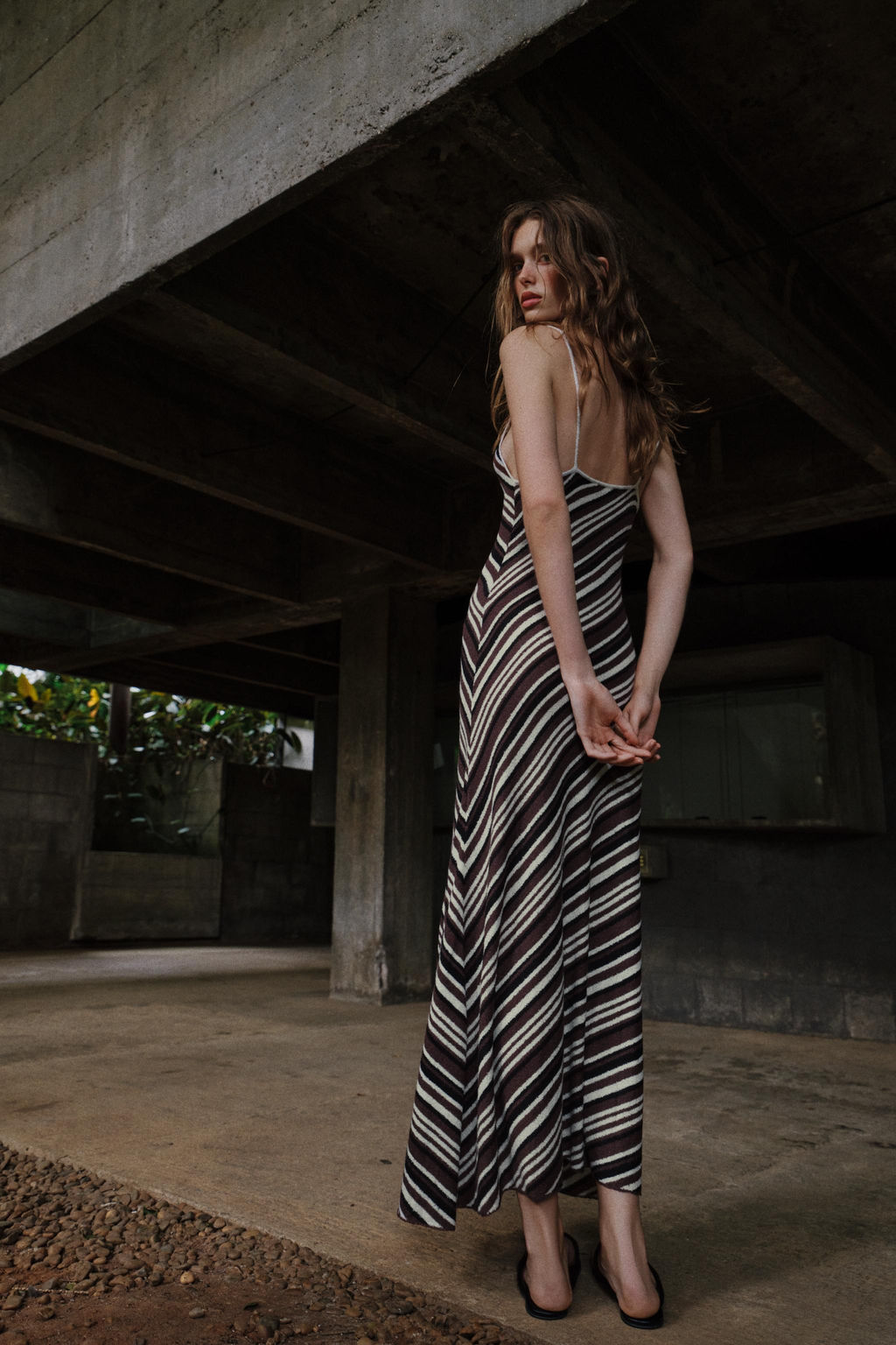 VESTIDO MIDI R?STICO RAYAS / Negro / Marr?n - Zara фото 6