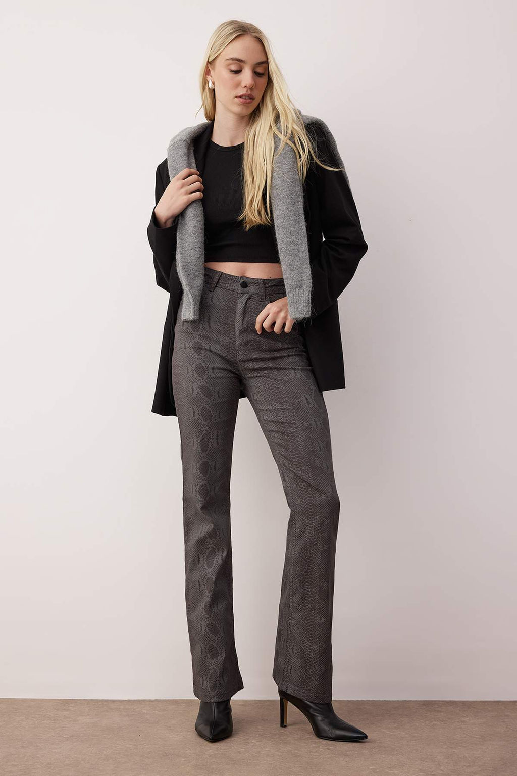 Cok Renkli Normal Bel Y?lan Desenli Ispanyol Paca Flare Jeans TWOAW26JE00115 - Trendyolmilla фото 2