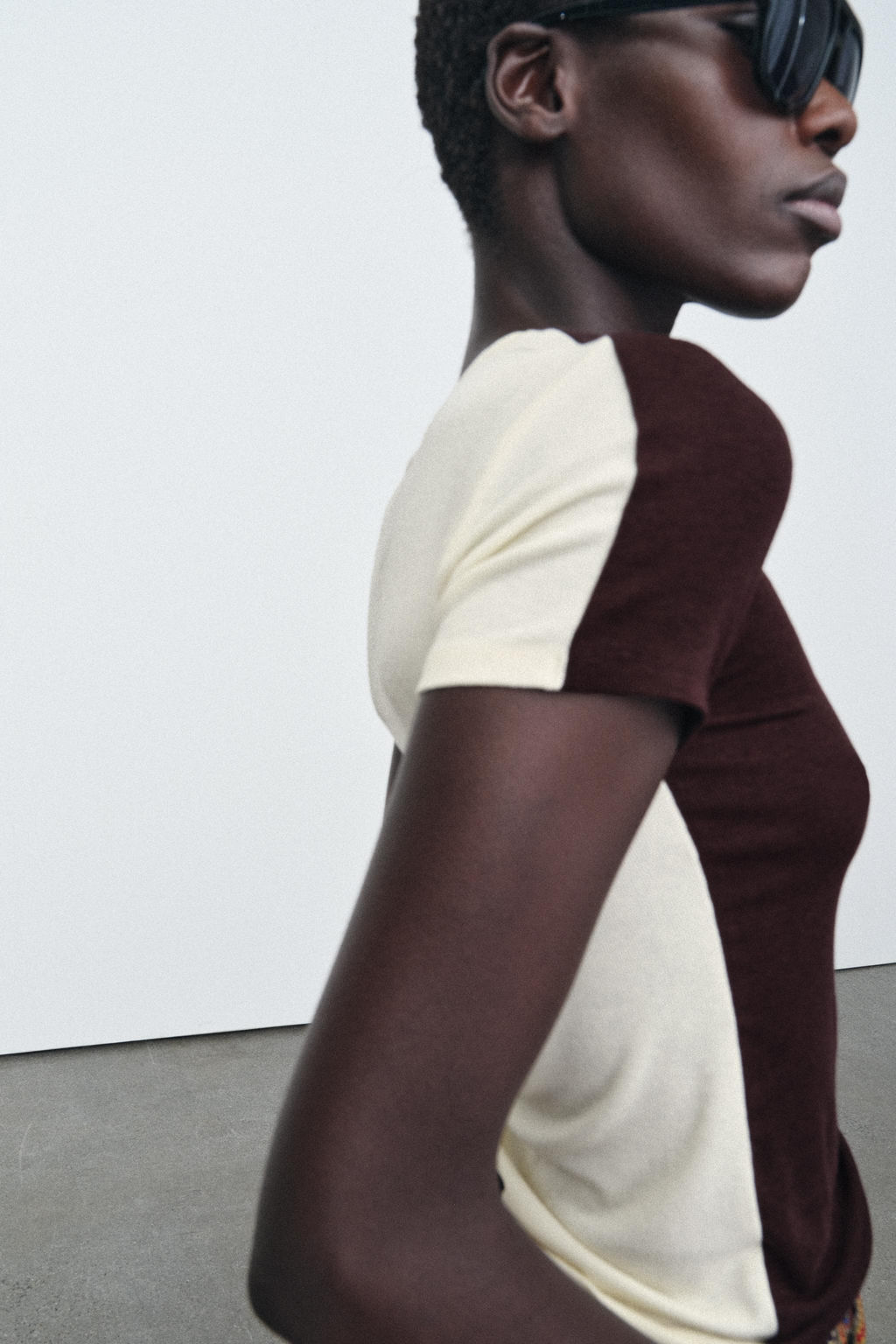 SHORT SLEEVE CONTRAST T-SHIRT - Zara фото 2