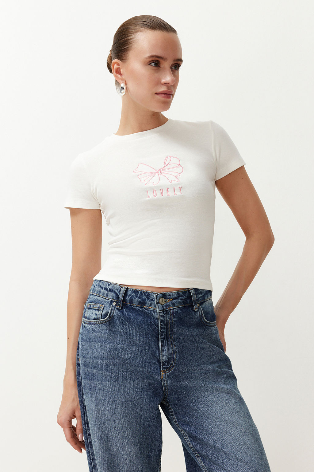 Ekru Kurdele Bask?l? Fitted/Vucuda Oturan Fitilli Esnek Orme T-Shirt TWOSS24TS00231