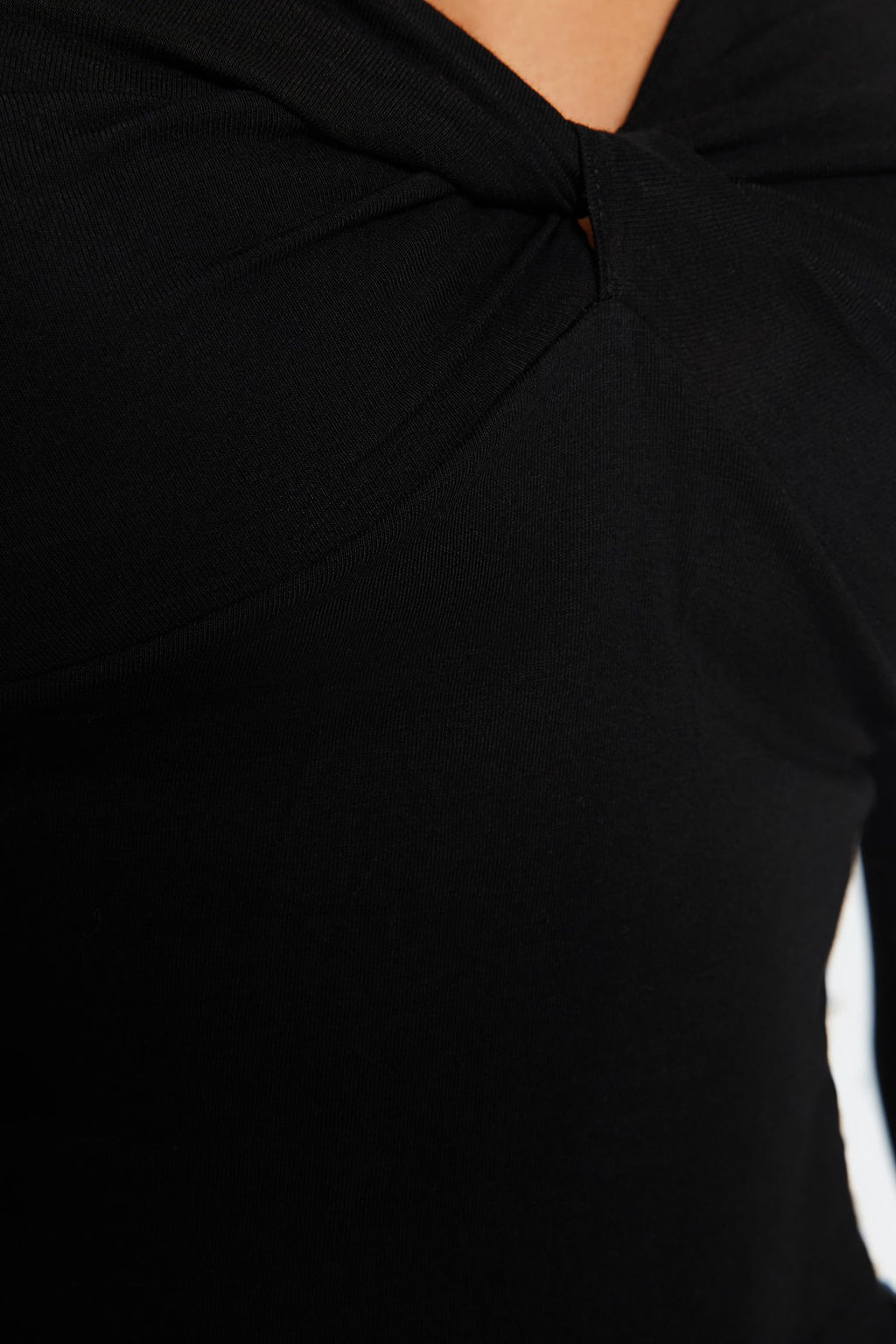 Trendyolmilla Siyah Pamuklu Gogsu Buzgulu Fitted/Vucuda Oturan Regular Boy Orme Bluz TWOAW24BZ00098 фото 5