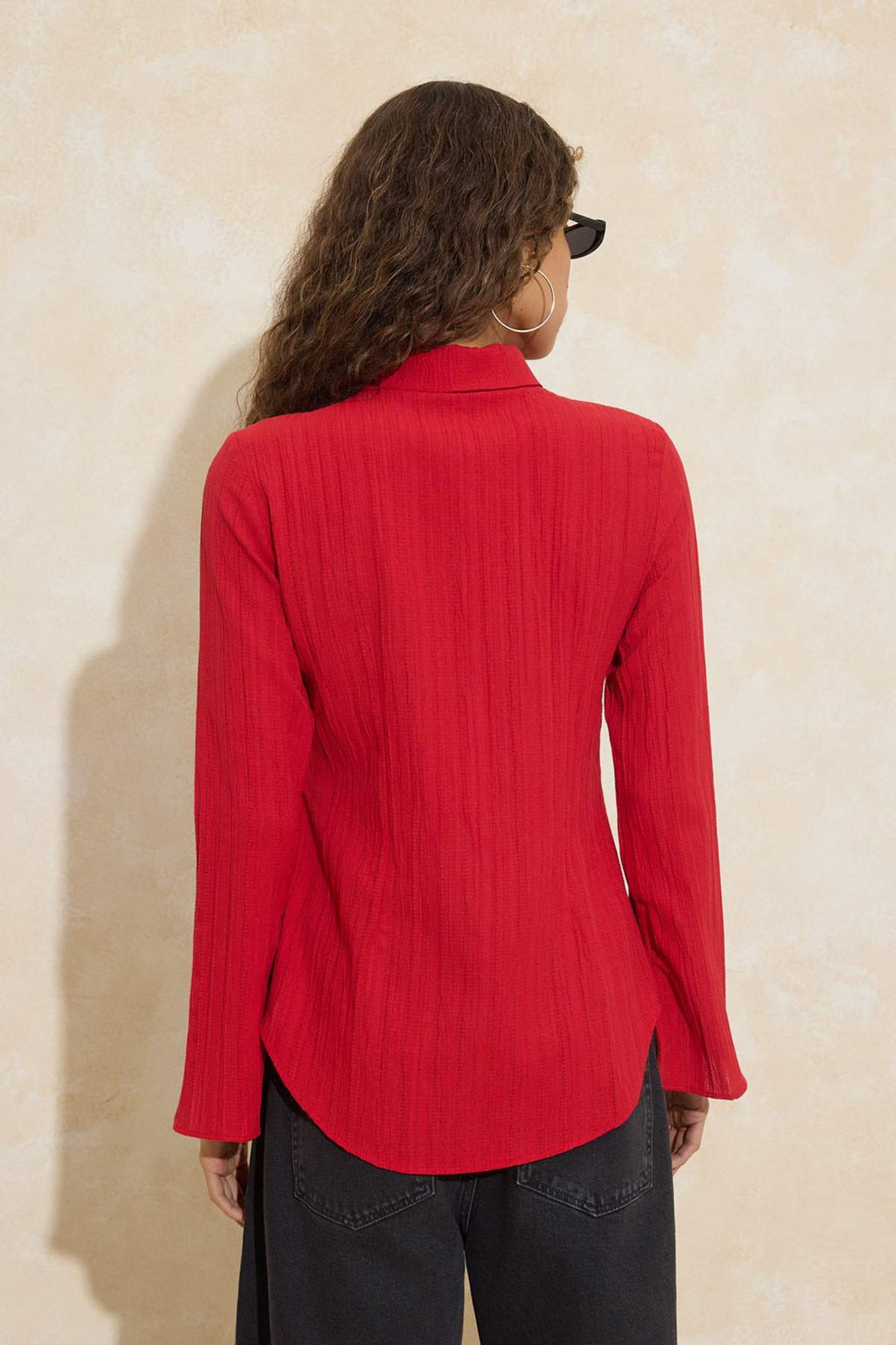 K?rm?z? Dokulu Fitted Bele Oturan Dokuma Gomlek TWOSS24GO00002