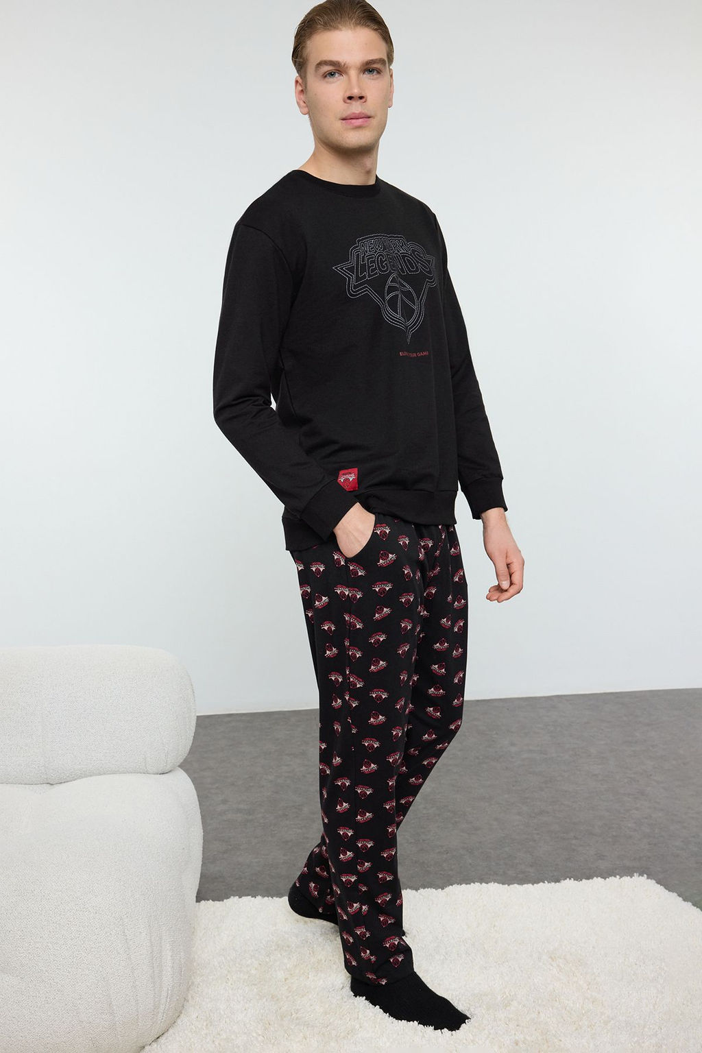 TRENDYOL MAN Siyah Regular Fit Bask?l? Etiketli Orme Pijama Tak?m? TMNAW25PT00012