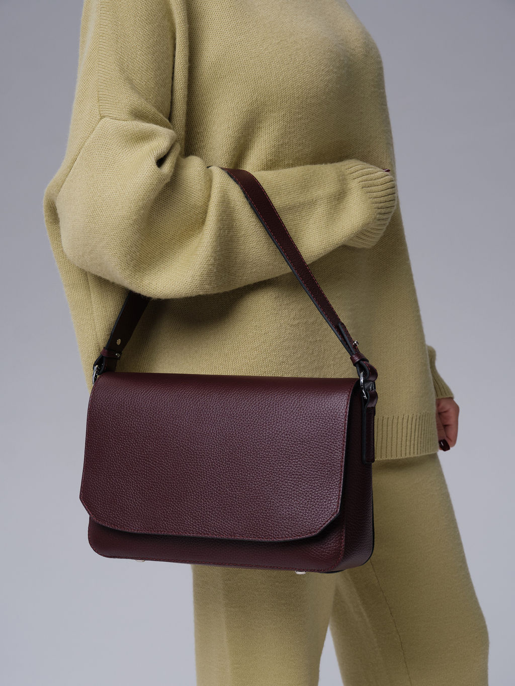 Сумка на плечо Deboro 30512 зимняя вишня