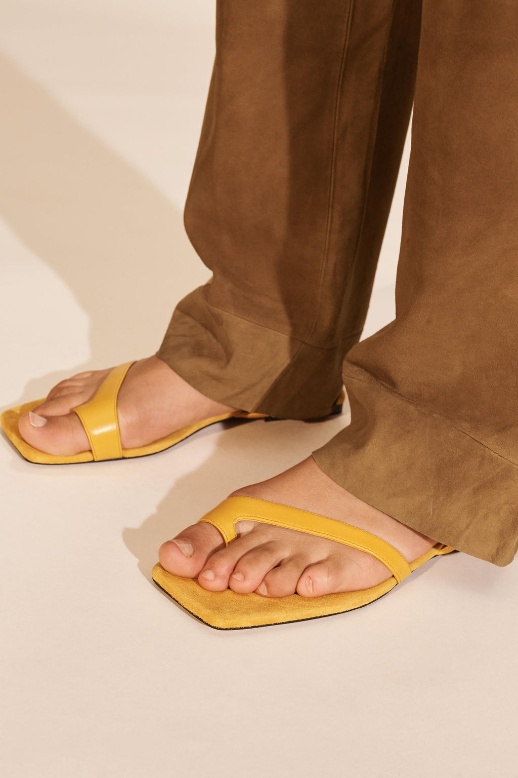 LIMITED EDITION FLAT SPLIT SUEDE SANDALS - Zara фото 2