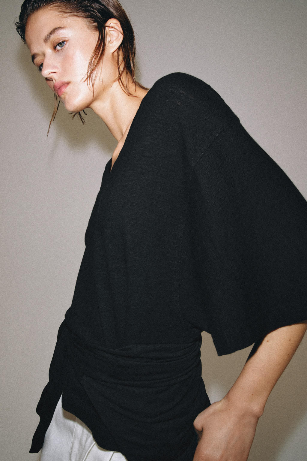 CAMISETA ESCOTE PICO / Negro - Zara фото 4