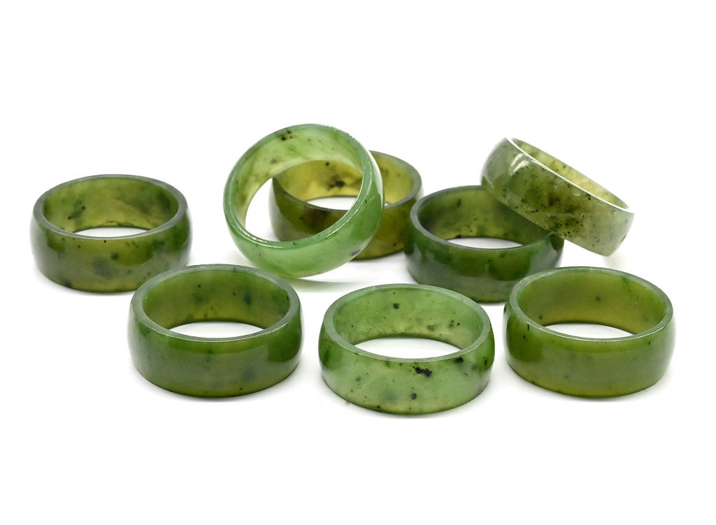 Кольцо из нефрита, ширина 7мм, размер 17,5