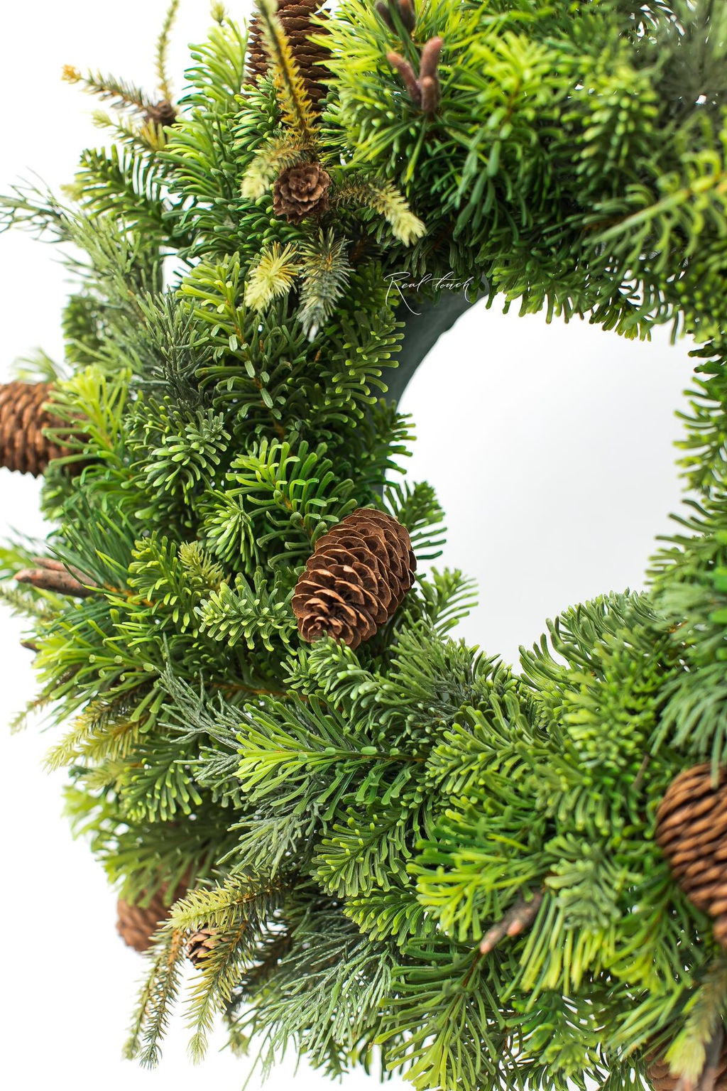 Венок из хвои с литой иглой 50 см с еловыми шишками - Зеленый - Real touch фото 2