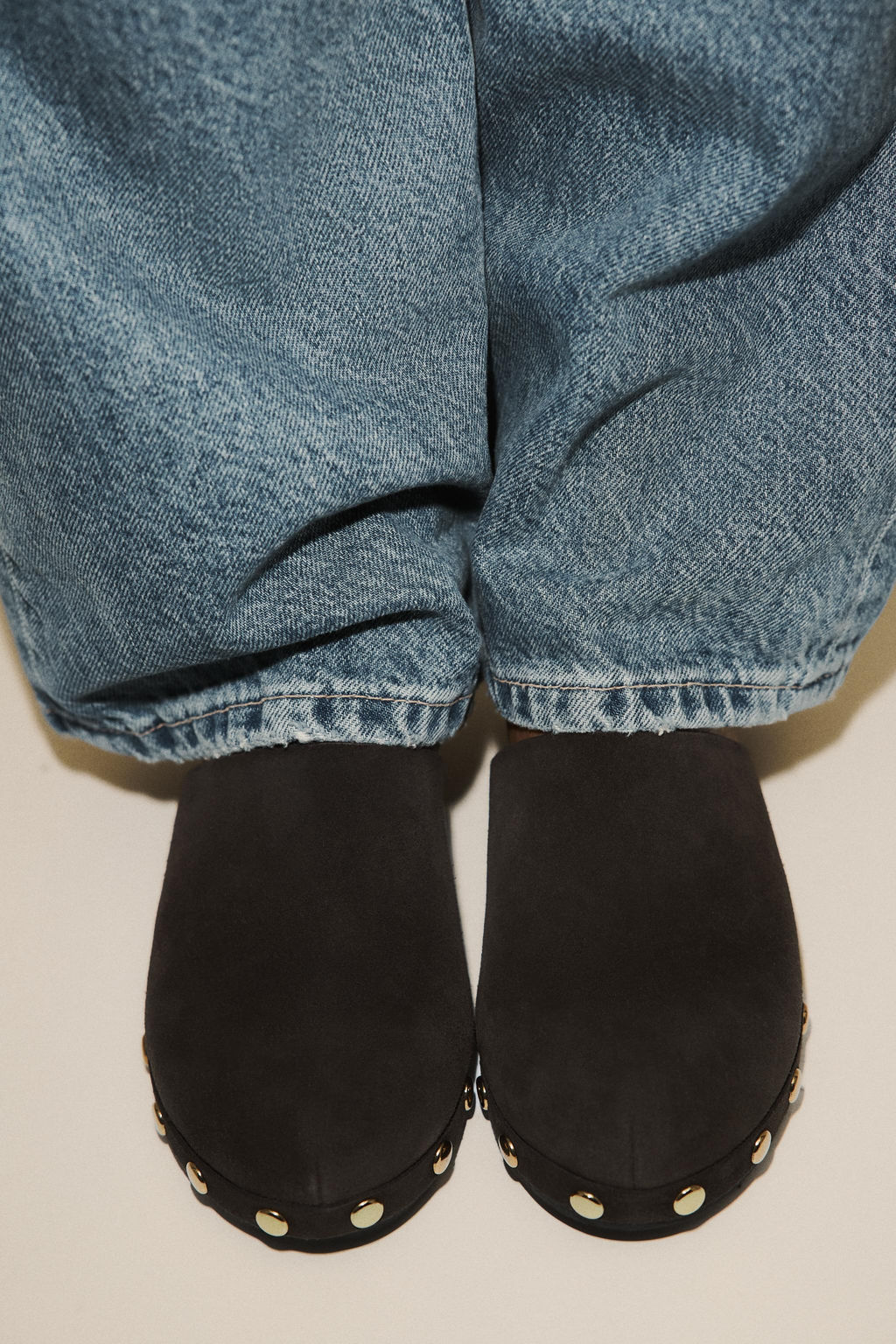 SPLIT SUEDE STUDDED KITTEN CLOGS - Zara фото 10