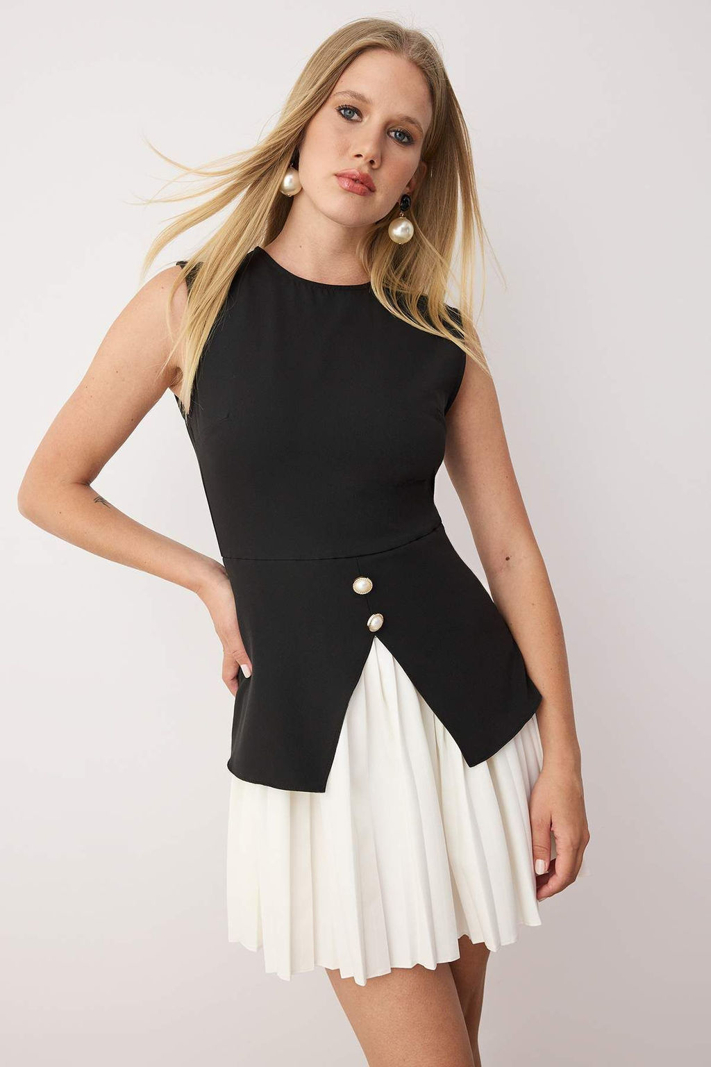 Siyah Renk Bloklu Pilise ve Dugme Detayl? K?sa Dokuma Elbise TWOSS25EL00861 - Trendyolmilla фото 2