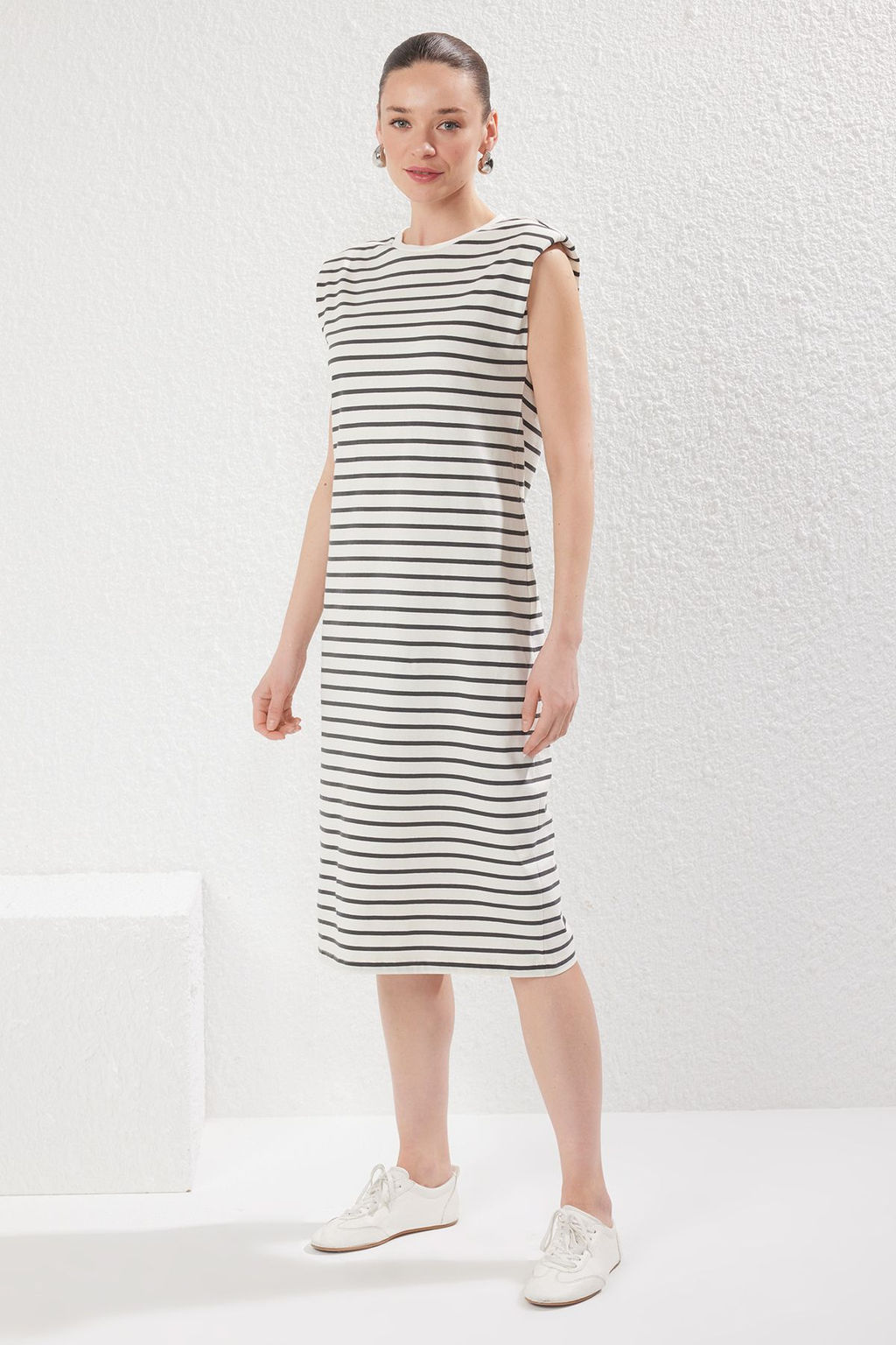 TRENDYOLMILLA Gri Cizgili Shift/Duz Kesim Vatkal? Midi Orme Elbise TWOSS25EL00682