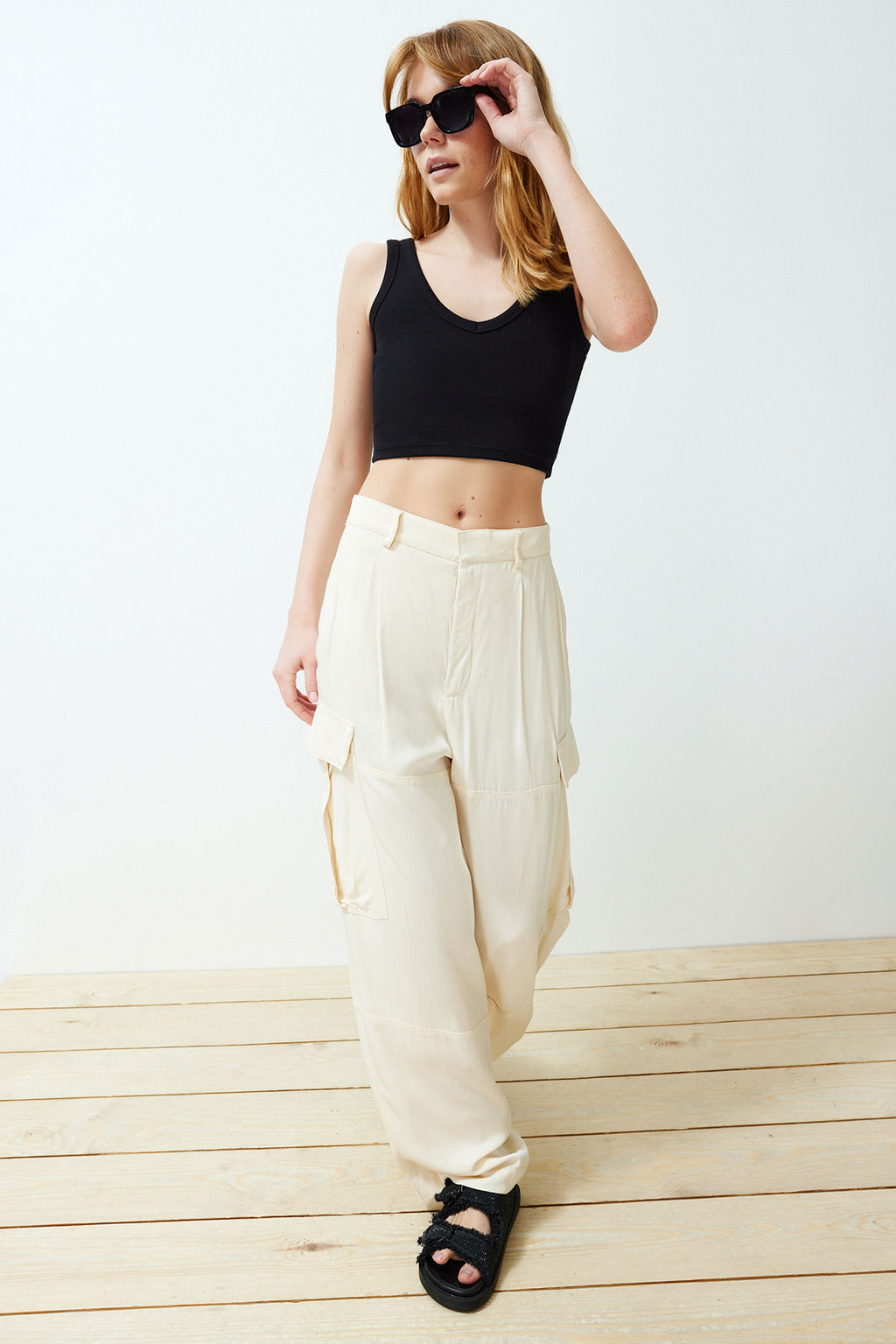 Siyah Fitilli V Yaka Super Crop Esnek Orme Atlet TWOSS24AL00029