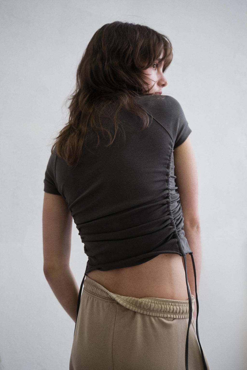 CAMISETA FRUNCES AJUSTABLES / Plomo - Zara фото 4