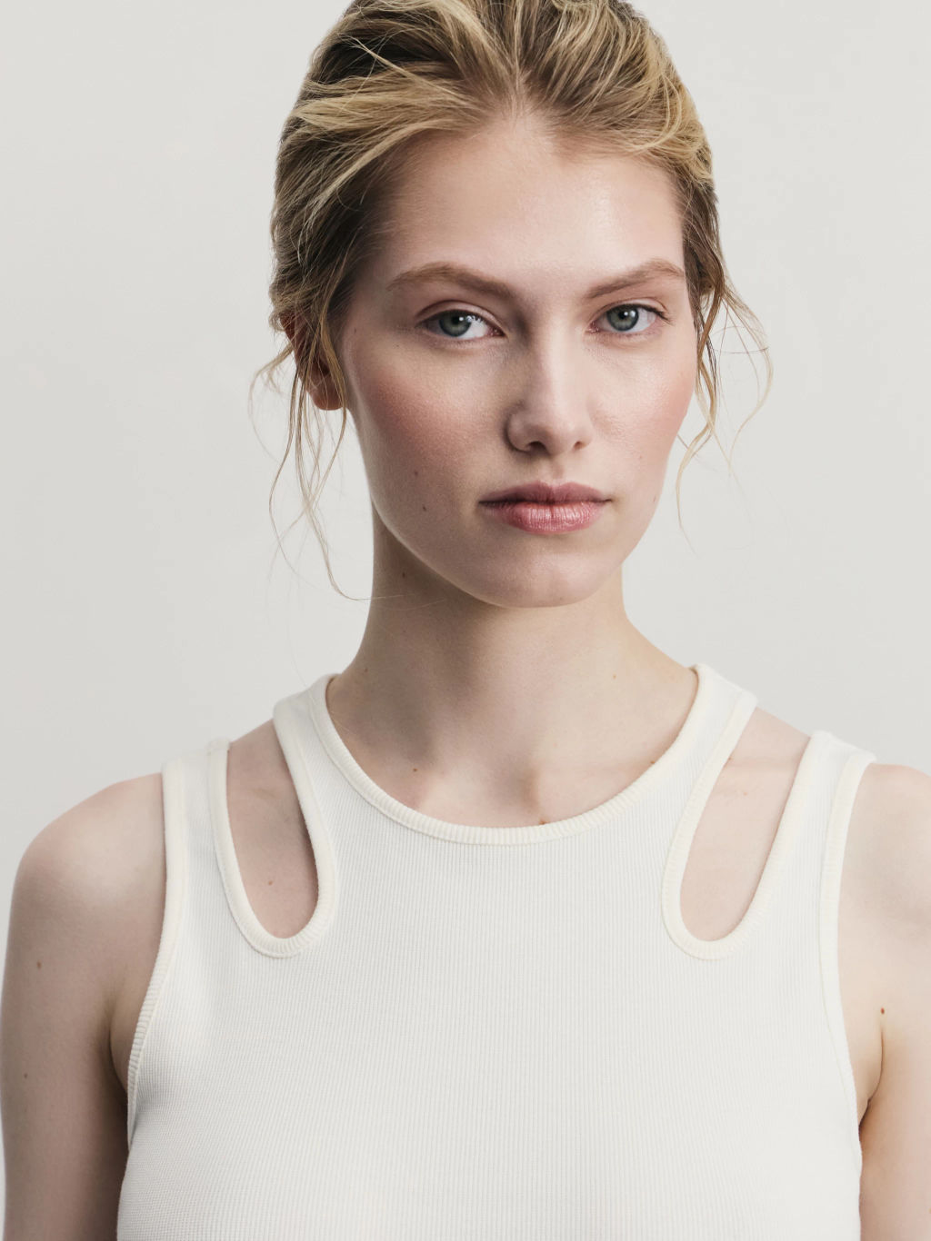 Майка трикотажная с вырезами / Zarina  фото 6