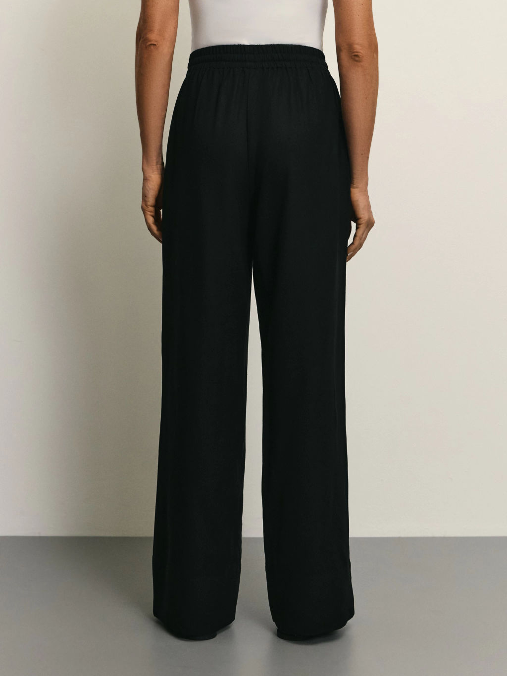 Широкие льняные брюки с эластичным поясом / Zarina  фото 4