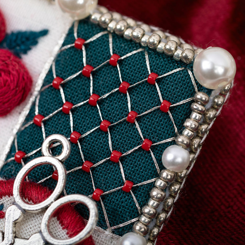 Klart набор для вышивания 10-515 Брошь. Герб вышивальщицы 4.5 х 9.5 см