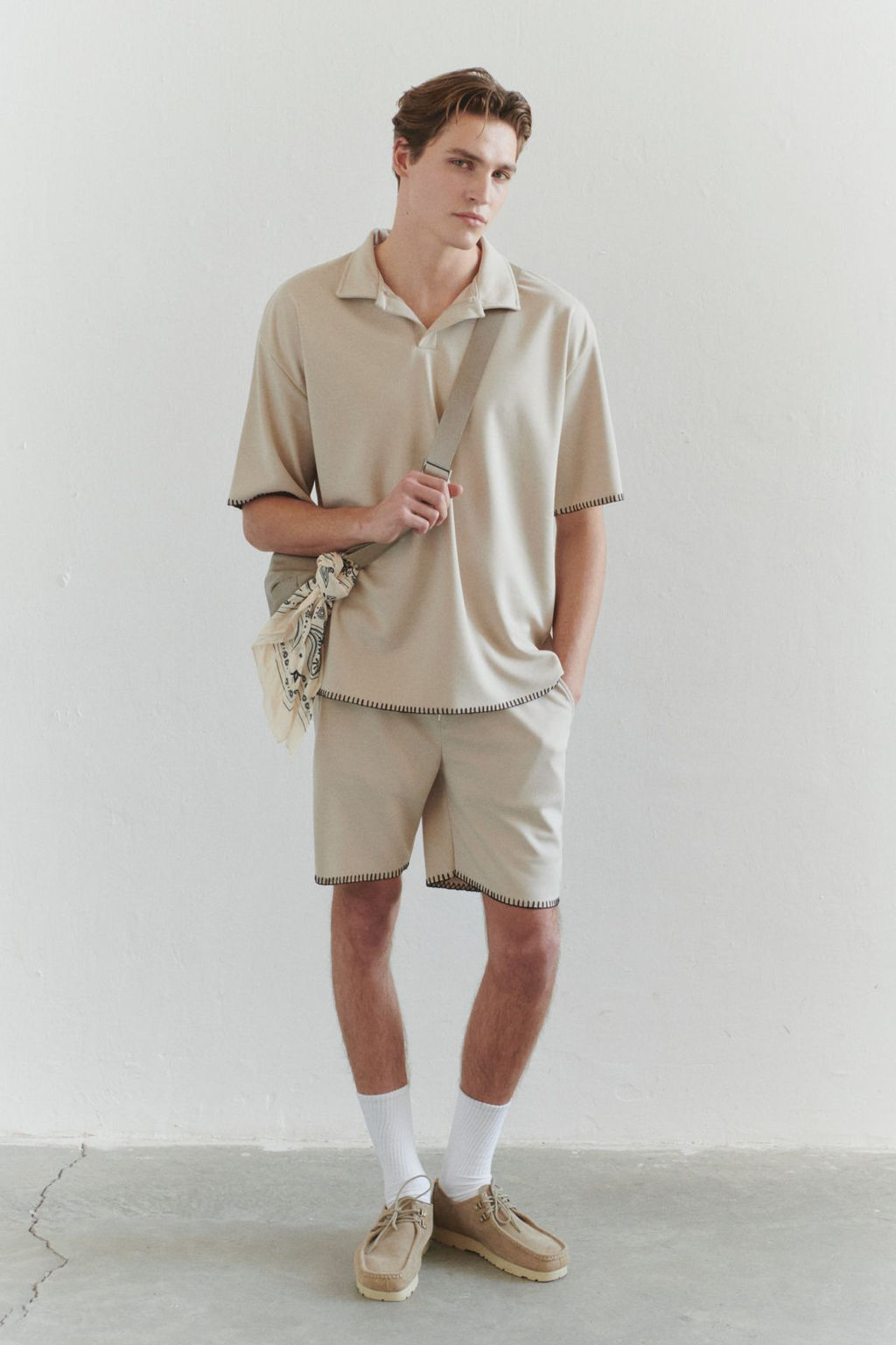 TRENDYOL MAN Limited Edition Tas Oversize/Genis Kesim Kontrast Dikis Detayl? Polo Yaka T-shirt TMNSS25PO00009