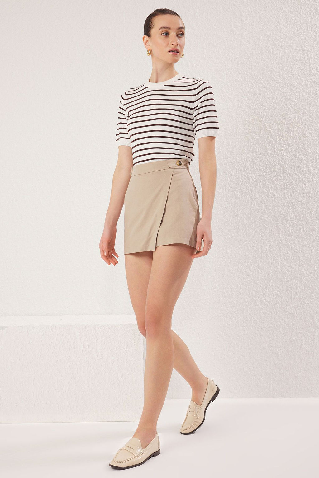 TRENDYOLMILLA Bej Keten Gorunumlu Pileli Dokuma Sort & Bermuda TWOSS25SR00062  фото 2