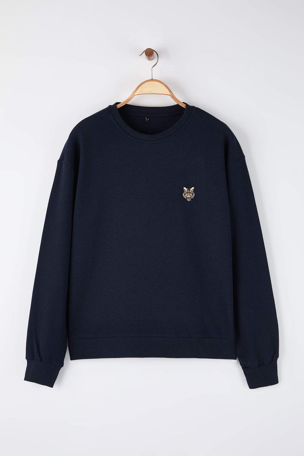 Koyu Lacivert Oversize/Genis Kesim Bisiklet Yaka Kaplan Nak?sl? Sardonsuz Sweatshirt TMNAW25SW00194