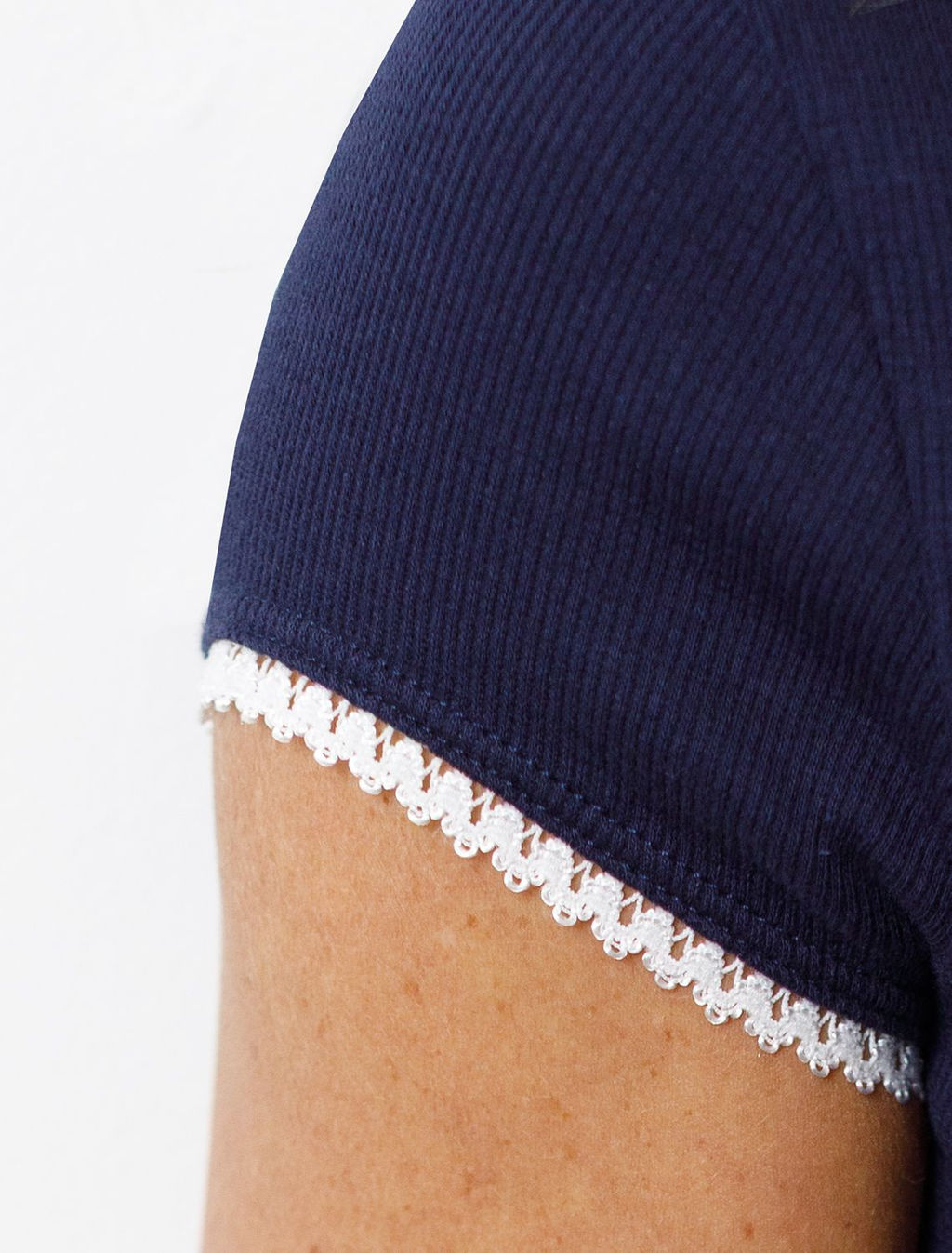 Футболка с фигурным вырезом каре из эластичного трикотажа кашкорсе