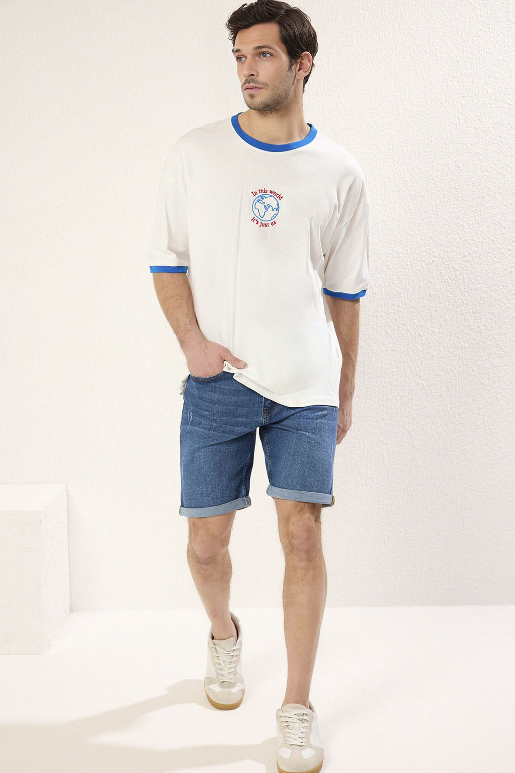 TRENDYOL MAN Mavi Slim Fit T?rm?k Destroylu Denim Kot Sort TMNSS21SR0727