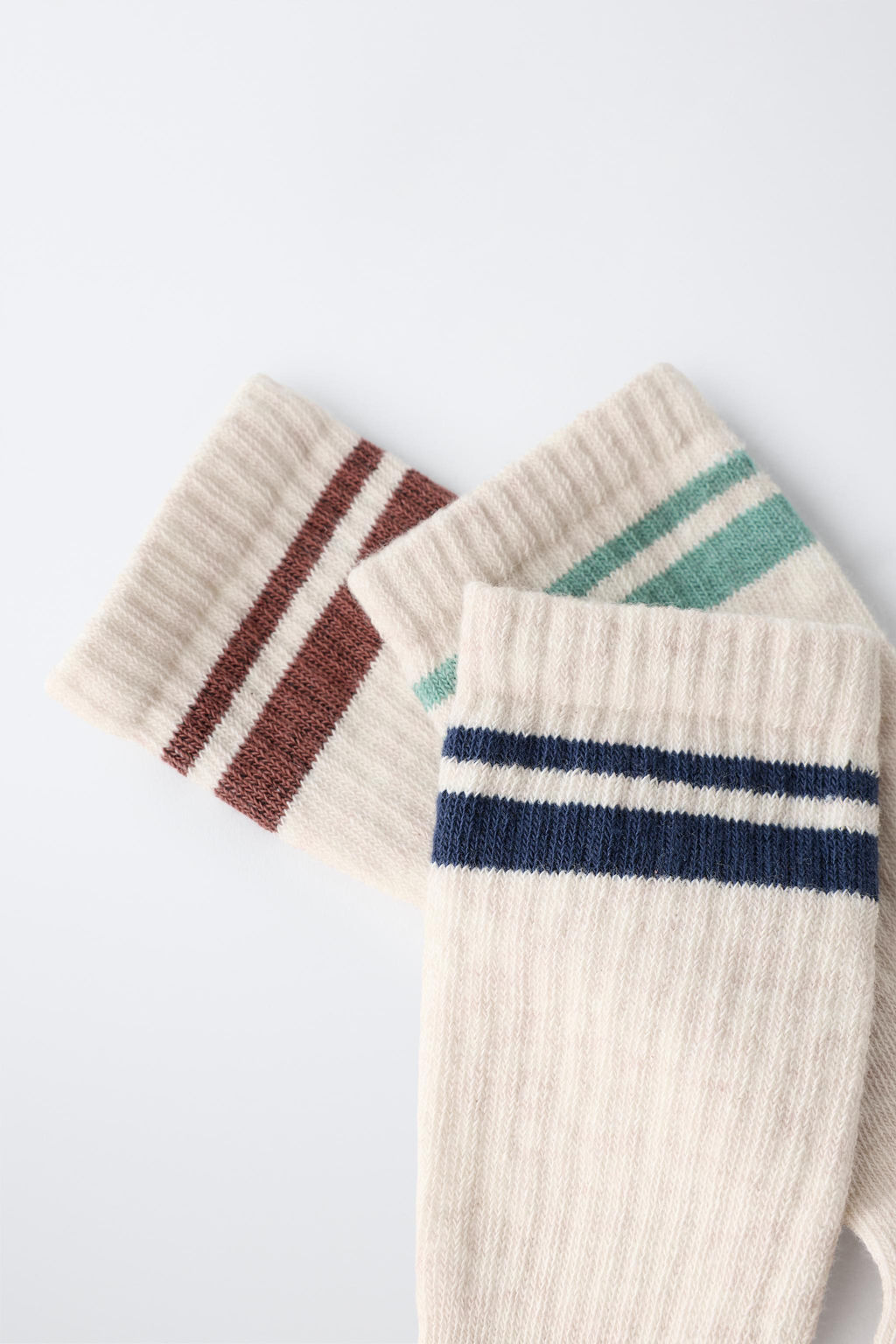 PACK TRES CALCETINES ALTOS RAYA DEPORTIVA / Beige vigor? - Zara фото 3