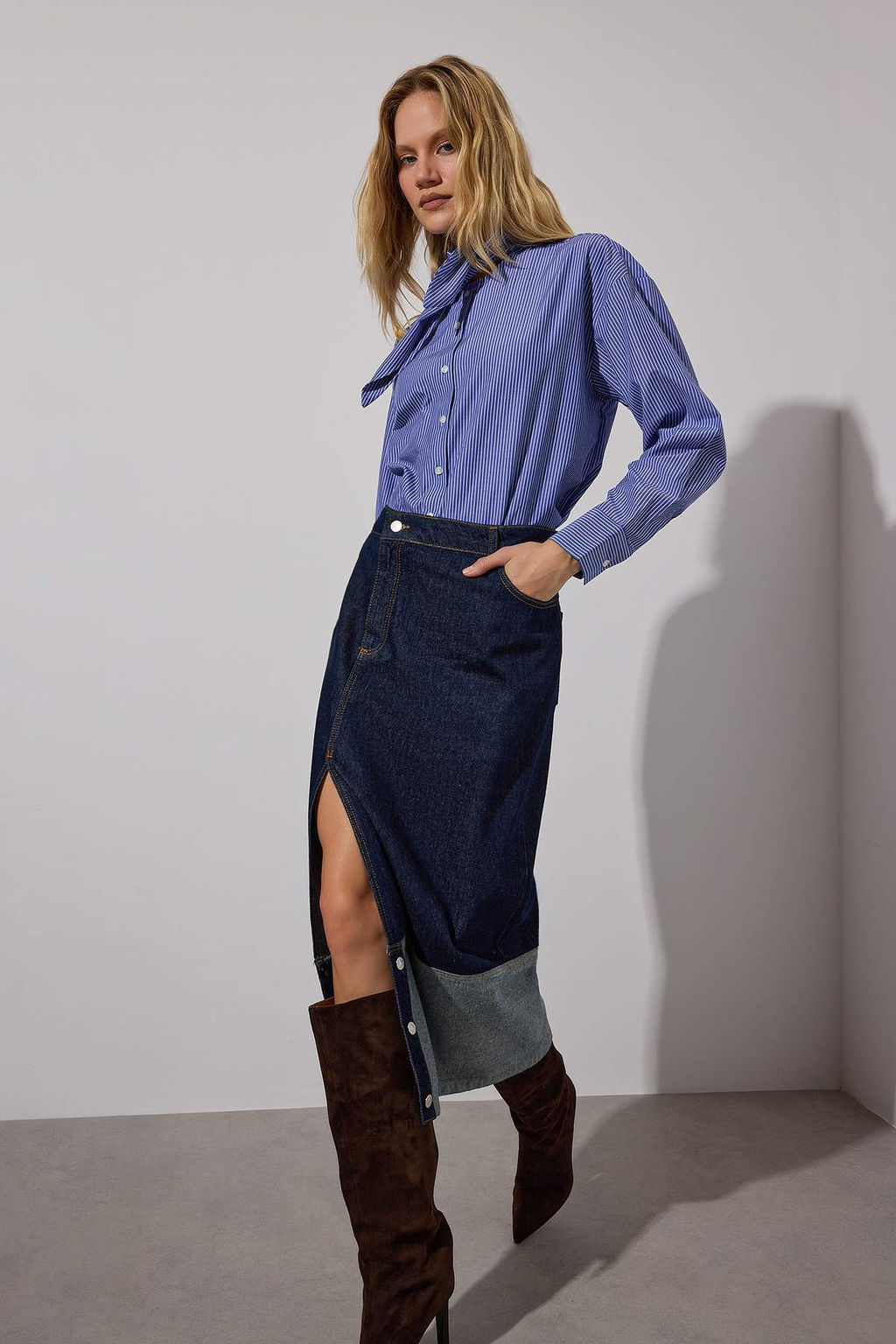 Limited Edition Koyu Mavi Asimetrik Kapama Midi Denim Etek TWOAW26ET00063