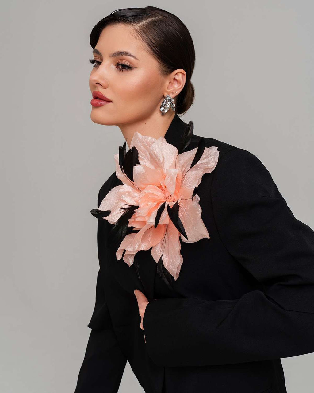 Брошь цветок искуcственный шёлк/Натуральные перья