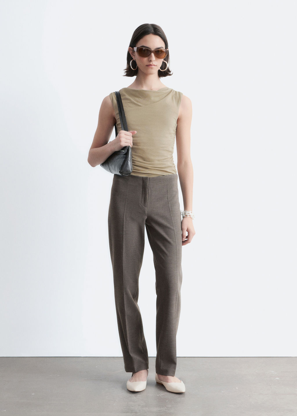 Pantalones con pliegues marcados entallados - H&m фото 3
