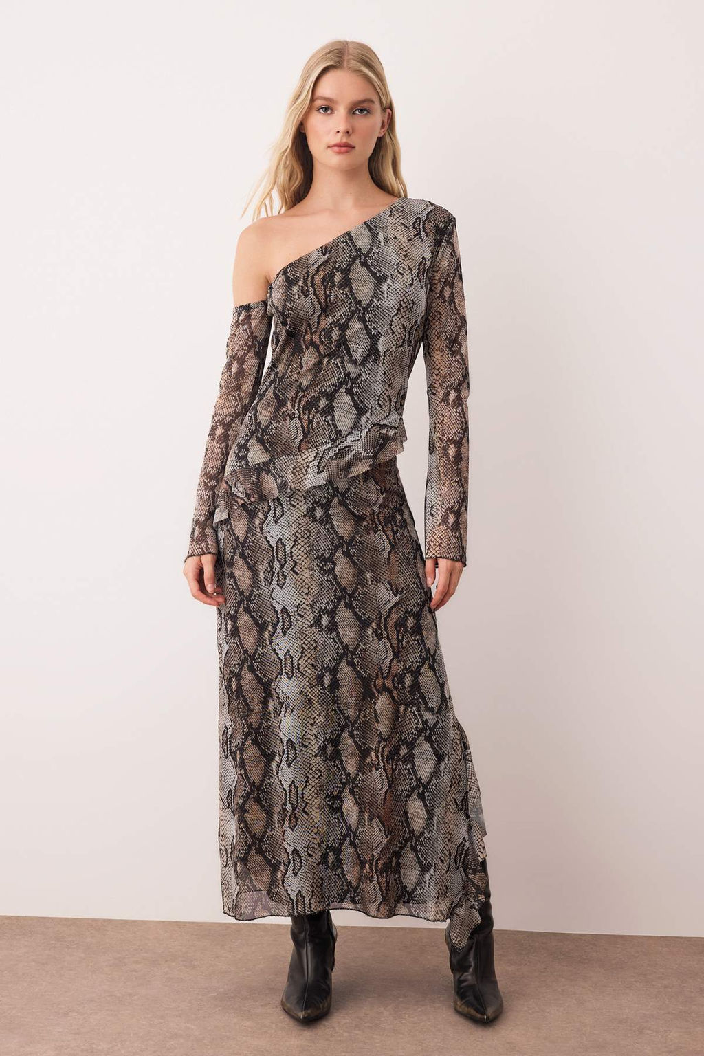 Cok Renkli Animal F?rf?rl? Maxi Ac?k Omuzlu Detayl? Esnek Tul Orme Elbise TWOAW26EL00214