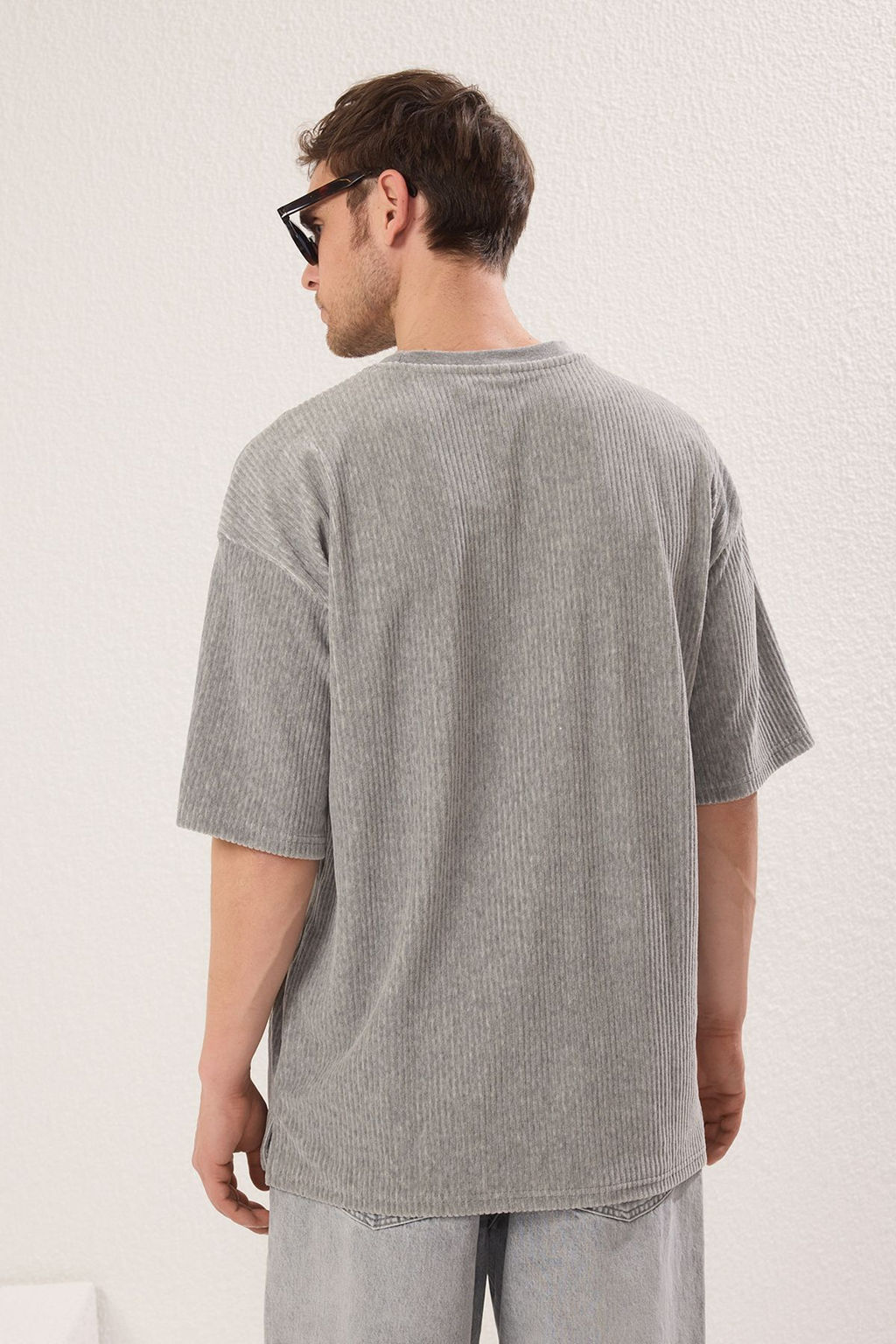 TRENDYOL MAN Gri Oversize/Genis Kesim Yumusak Tuseli Kadife Gorunumlu T-Shirt TMNSS25TS00106 - Trendyolmilla фото 2