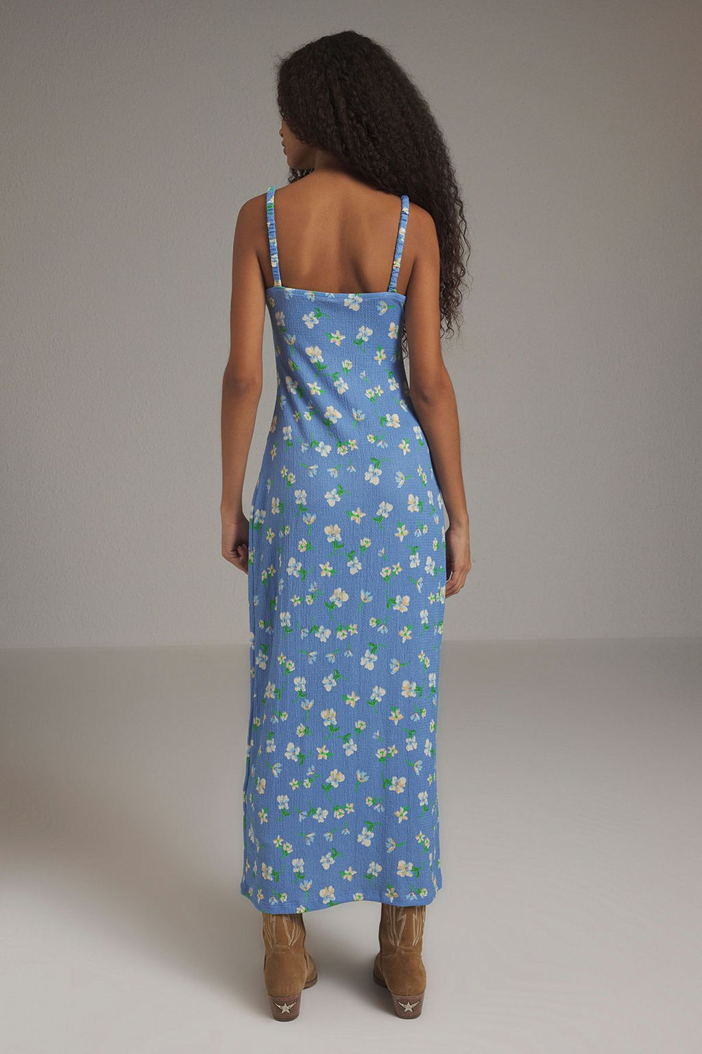 TRENDYOLMILLA Pembe Cicek Bask?l? Ask?l? V Yaka Buzgulu Vucuda Oturan Esnek Maxi Orme Elbise TWOSS25EL00474  фото 10