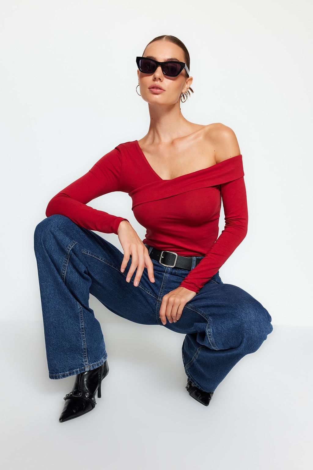 Trendyolmilla Siyah Pamuklu Esnek Volanl? Fitted/Vucuda Oturan Crop Orme Bluz TWOAW24BZ00161