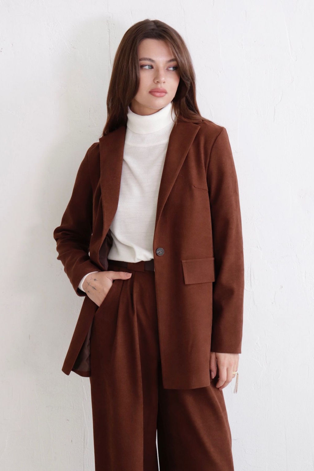 10931 Костюм брючный шоколадный - Martichelli фото 2