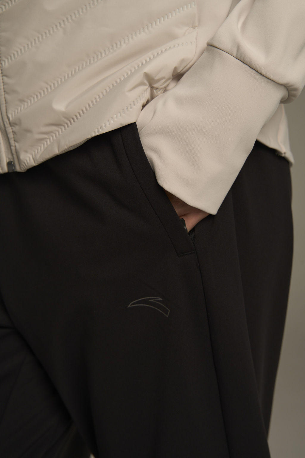 Брюки трикотажные утепленные Черный ANTA RUNNING Knit Track Pants