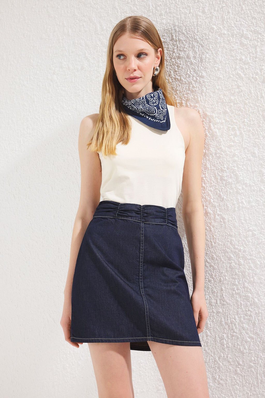 TRENDYOLMILLA Koyu Mavi Beli Buzgulu Yuksek Bel Mini Denim Etek TWOSS25ET00100  фото 2