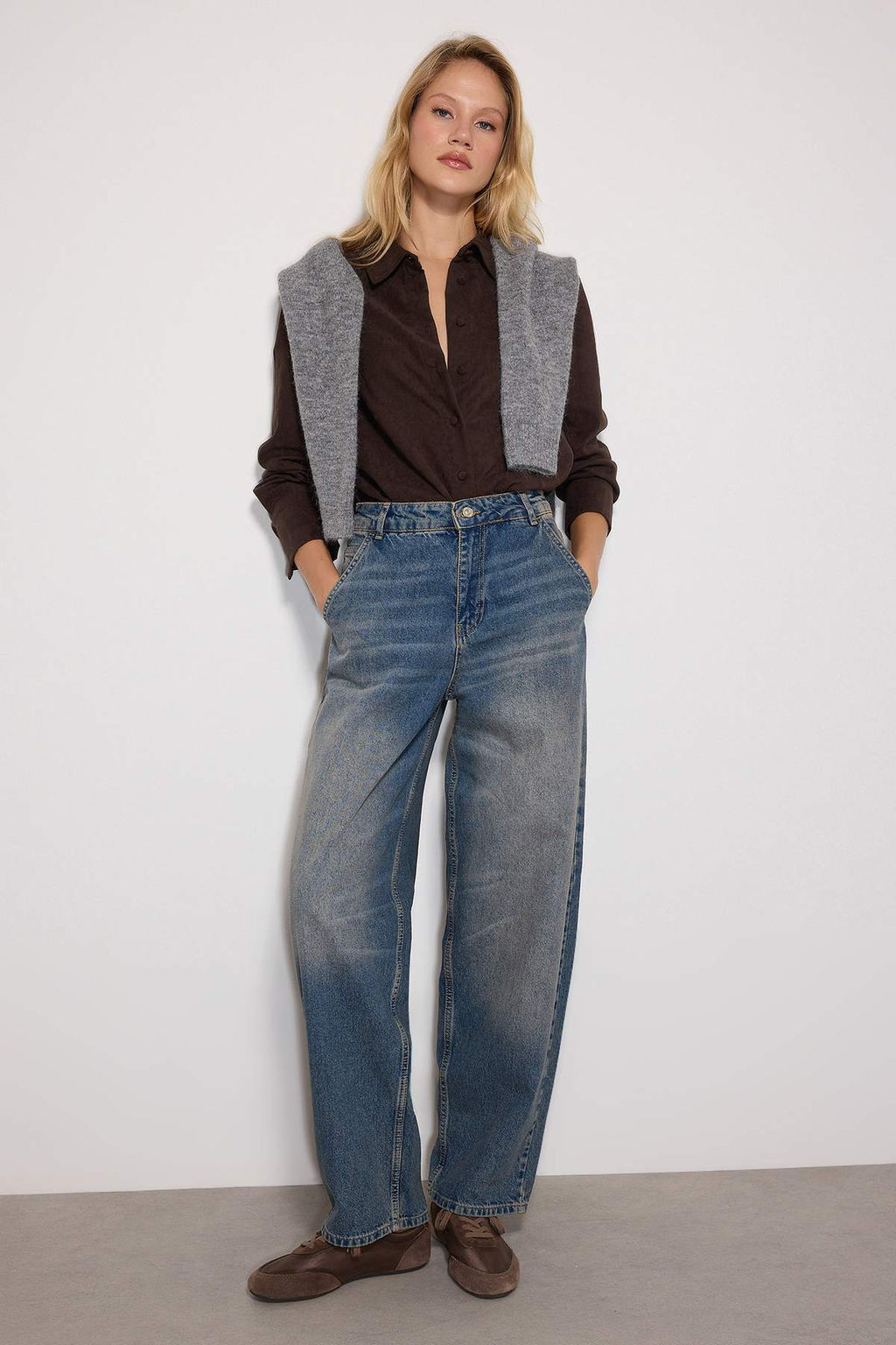 TRENDYOLMILLA Koyu Mavi Soluk Efektli Vintage Dusuk Bel Skater Jeans TWOSS24JE00052  фото 9