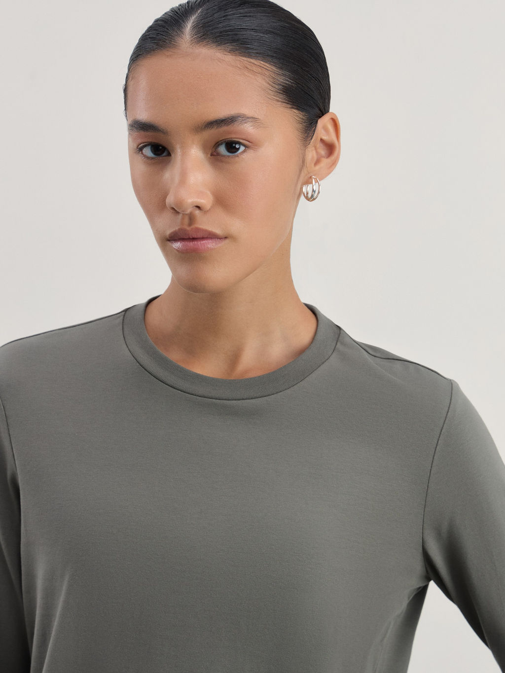 Однотонный базовый лонгслив из хлопка / Zarina  фото 6