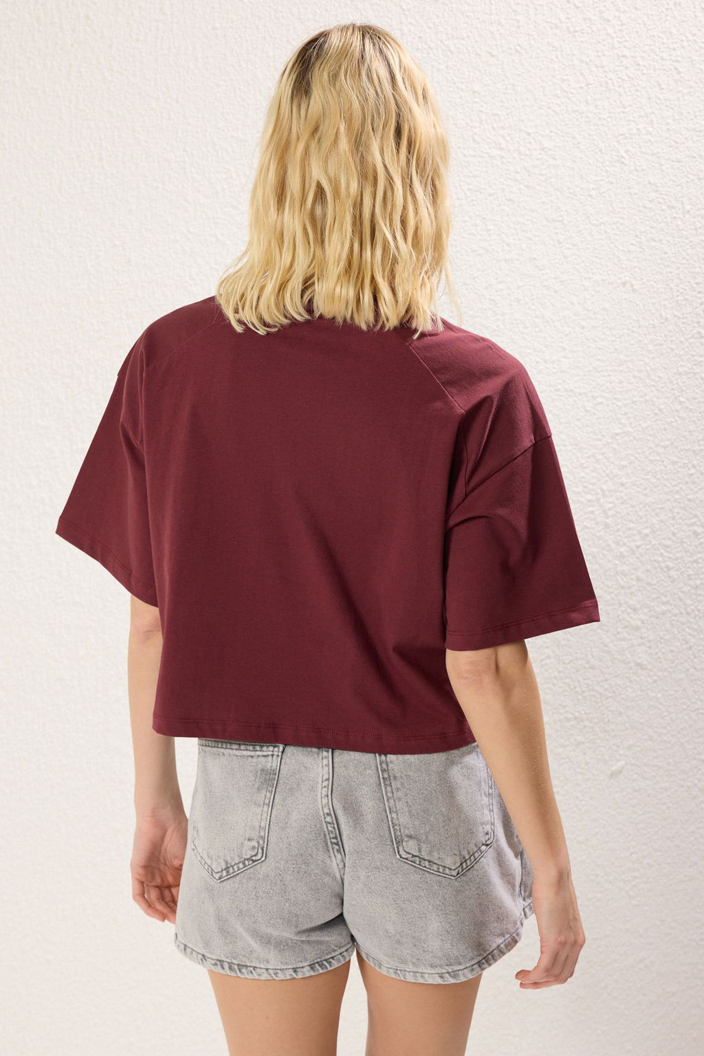Bordo Kal?n Pamuklu Relaxed/Rahat Kal?p Crop Truvakar Kol C?tc?tl? Orme T-Shirt TWOSS25TS00021