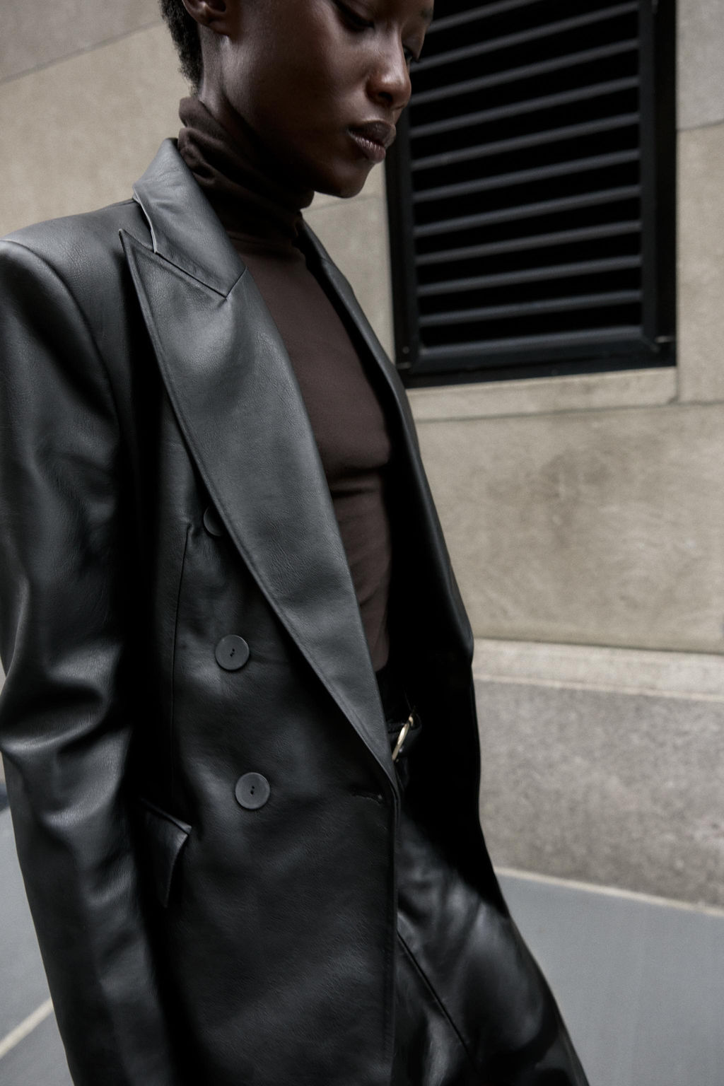FAUX LEATHER DOUBLE-BREASTED BLAZER - Zara фото 5