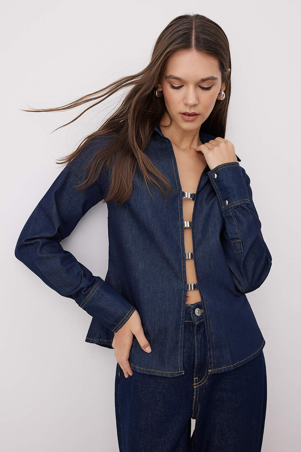 Koyu Mavi Kapama Detayl? Fitted Denim Gomlek TWOAW26GO00032 - Trendyolmilla фото 3