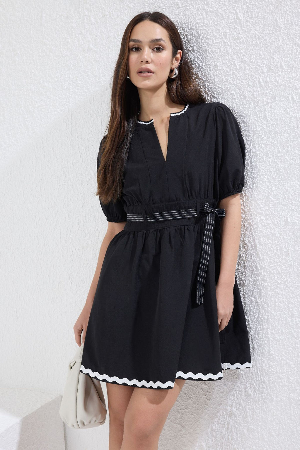 TRENDYOLMILLA Siyah Kemerli ve Fermuarl? Duz Mini Dokuma Elbise TWOSS25EL00429