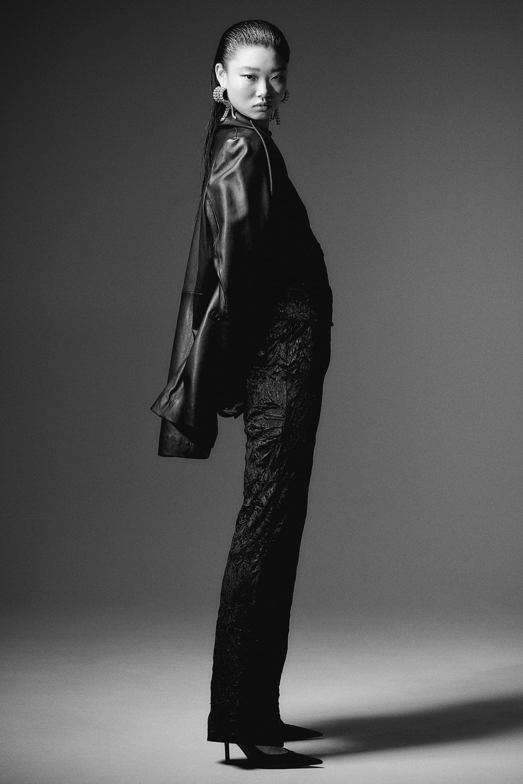 Pantalon acampanado en velour efecto arrugado - H&m фото 4