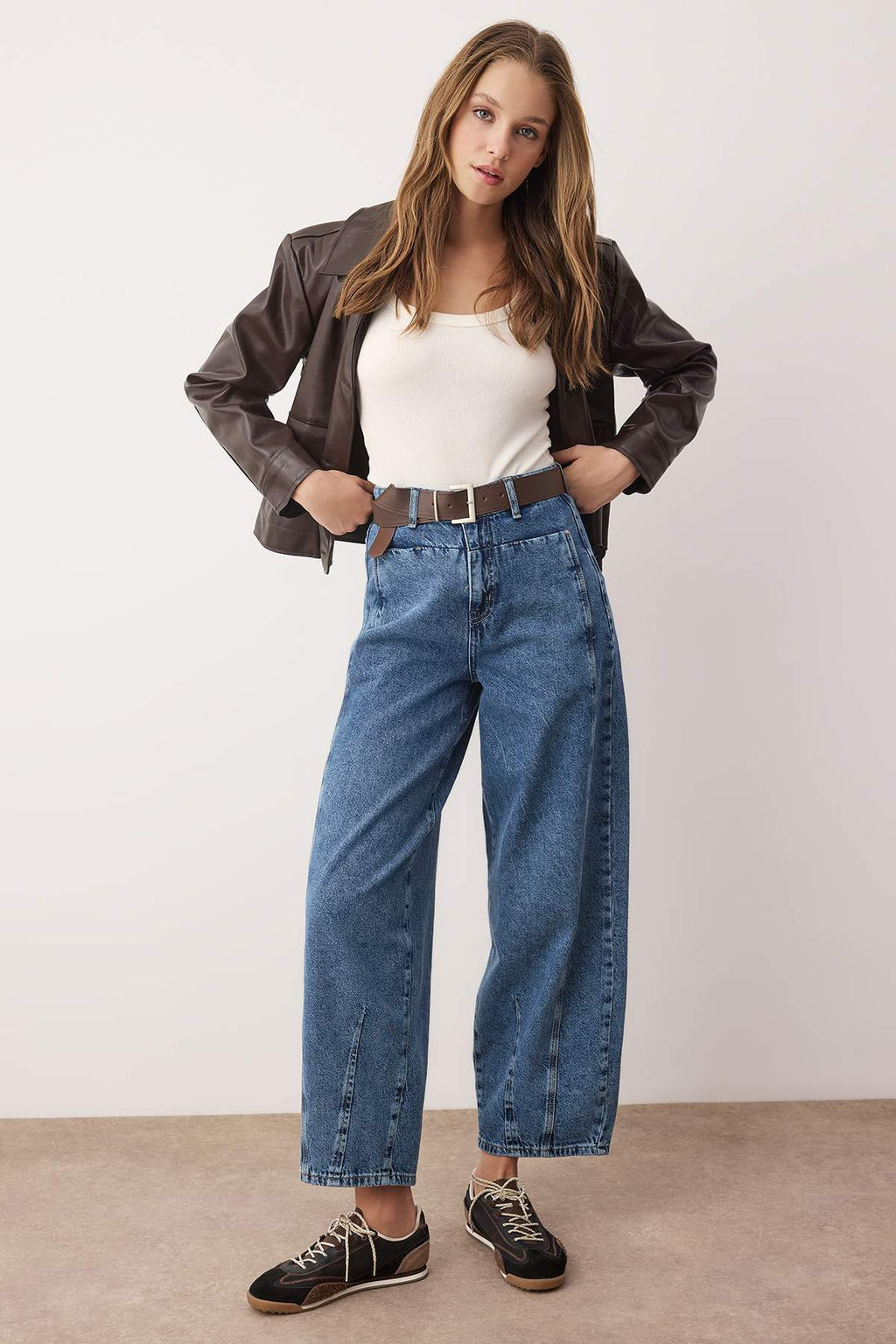 TRENDYOLMILLA Koyu Mavi Kahverengi Kemerli Dikis Detayl? Yuksek Bel Barrel Balon Jeans TWOSS25JE00182  фото 13