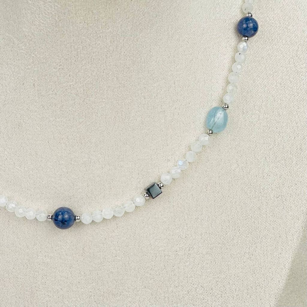 Колье из Лунного камня, Аквамарина, Сапфира и Гематита - Радуга самоцветов фото 2