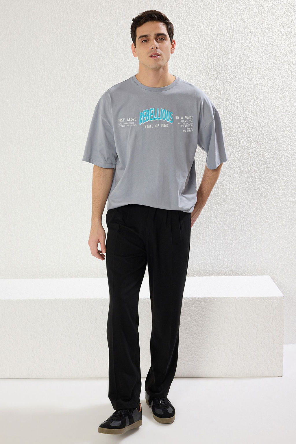 TRENDYOL MAN Gri Oversize Bisiklet Yaka Slogan Orme T-Shirt TMNSS23TS00263 - Trendyolmilla фото 2