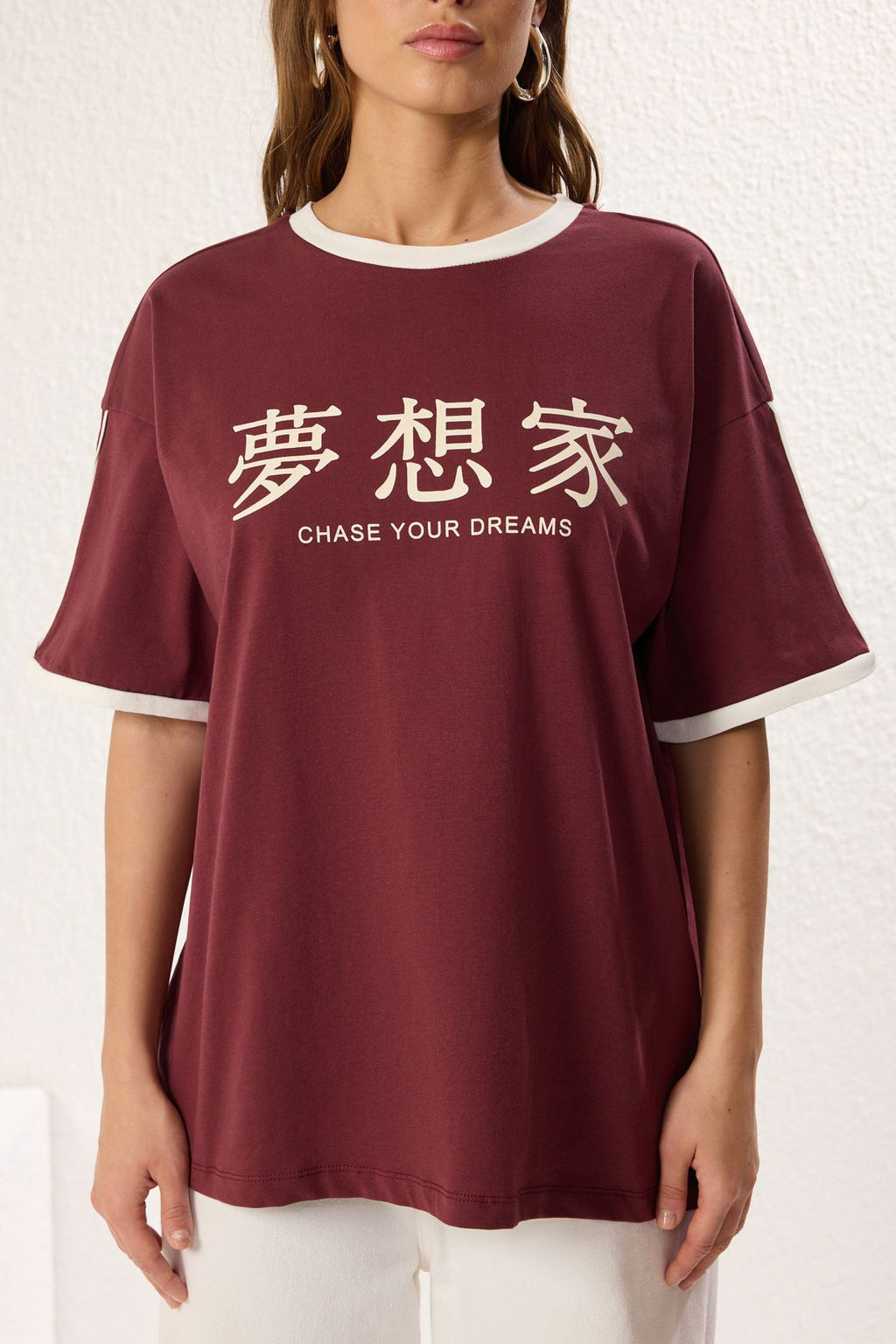 TRENDYOLMILLA Bordo Renk Bloklu Oversize/Genis Kal?p Slogan Bask?l? Orme T-Shirt TWOSS25TS00068 фото 3